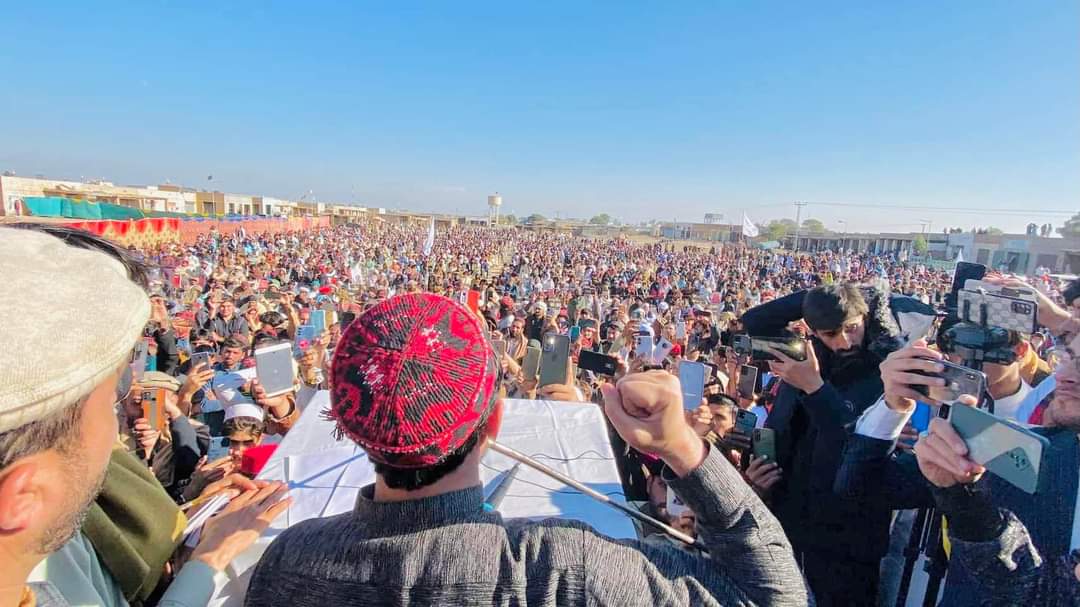 KhorBibi's tweet photo. PTM chief @ManzoorPashteen participated in Pashtun uprising at JaniKhel Bannu against state sponsored terrorism, wars , Talibanization , marginalization and colonial policies. We will resist.

#جانیخیل_بنو��_اولسی_پاڅون

@UN @hrw @CNN @BBCSanaSafi @BBCNews @FereshtaKazemi https://t.co/66ZhQxefpD