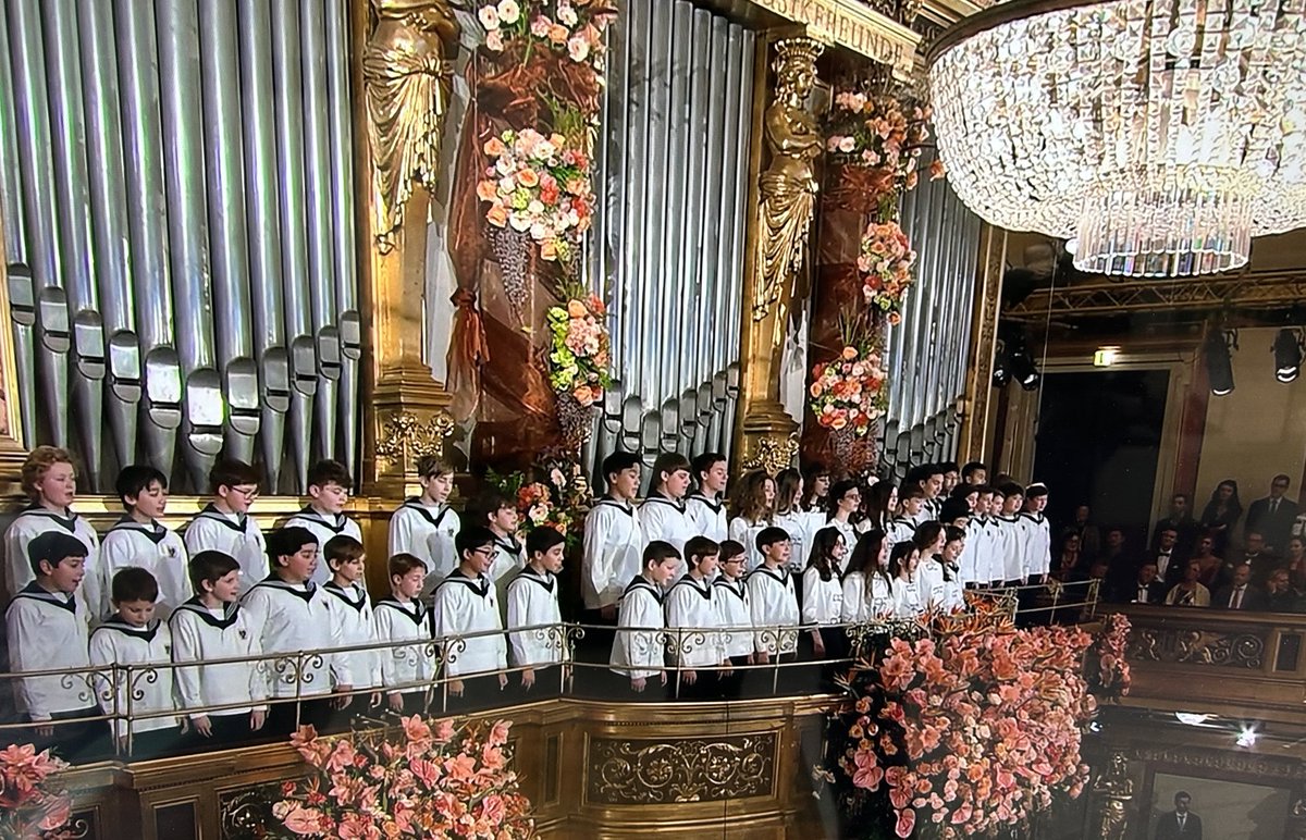 Fantastic @Vienna_Phil New Year concert today - delighted to see boys and girls signing together. @wsaengerknaben #WienerChormädchen @BBCTwo @BBCRadio3