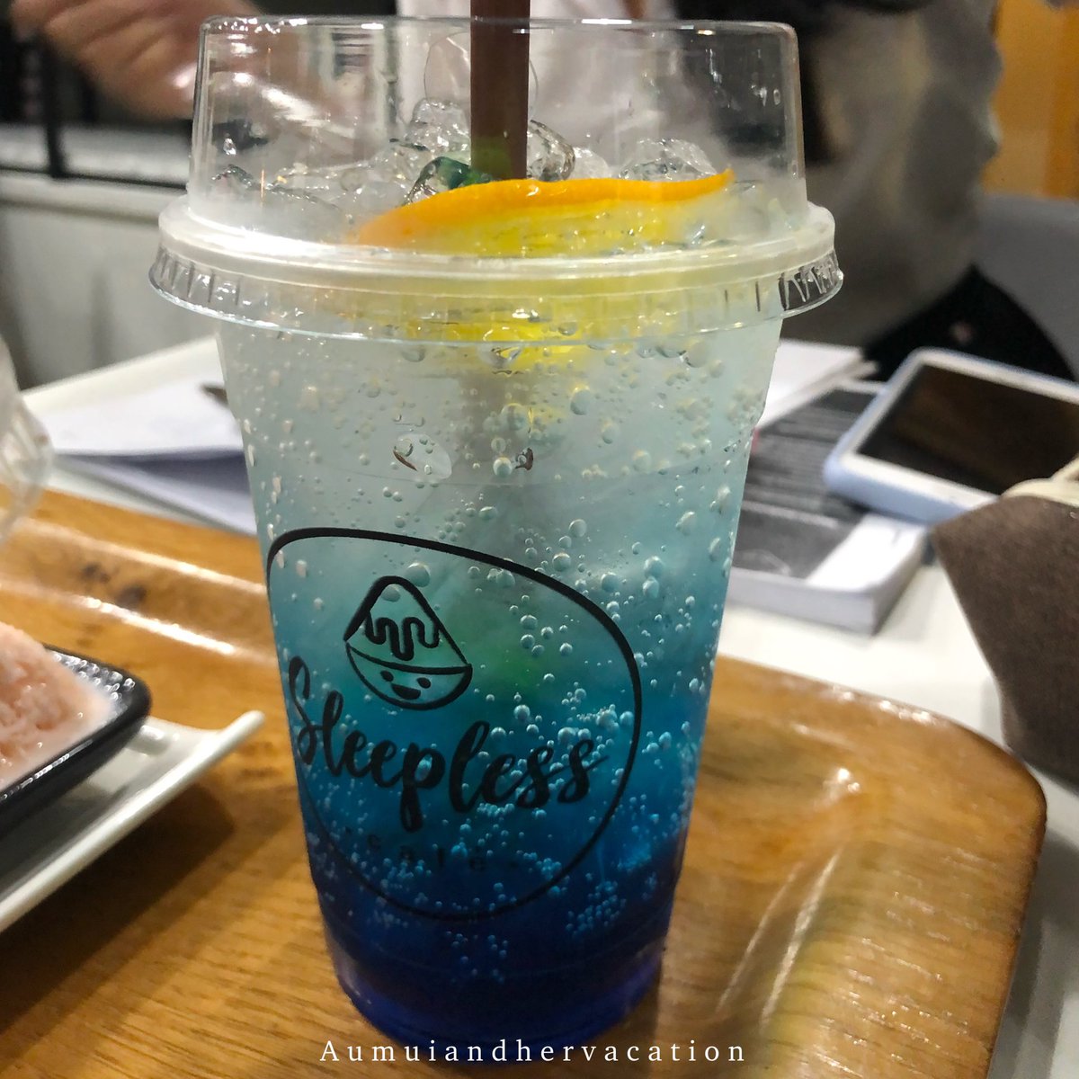 Aaum8's tweet photo. 📍ร้าน :sleepless 
พิกัด : หลังมอ ข้างๆย่านทานูกิพลาซ่า
แนะนำเลยใครชอบอ่านหนังสือดึกๆดื่นๆ ไปร้านนี้ขนมก็มี น้ำก็มี เอาจริงอ่านหนังสือหรือนั่งกินขนมกันดีกว่า5555 แนะนำค่า❤️
#aumuireview #เที่ยวไทย #รีวิวชลบุรี #ทีมบูรพา #กินไรดีมอบู #แลนด์มาร์คบางแสน #บางแสน #รีวิวบางแสน #คาเฟ่ https://t.co/h7TuiaDpAU