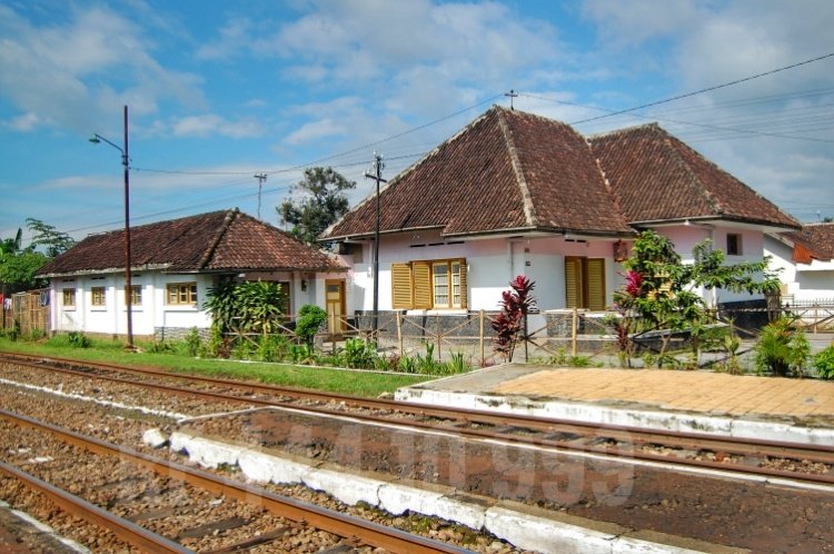 Pada jaman kolonial, baik jawatan kereta api pemerintah Staatsspoorwegen (SS) maupun perusahaan layanan perkeretaapian swasta seperti Trem Malang biasa melengkapi stasiun dengan rumah dinas untuk kepala stasiun. Ini adalah Rumah Dinas Kepala Stasiun Pakisaji, Kabupaten Malang