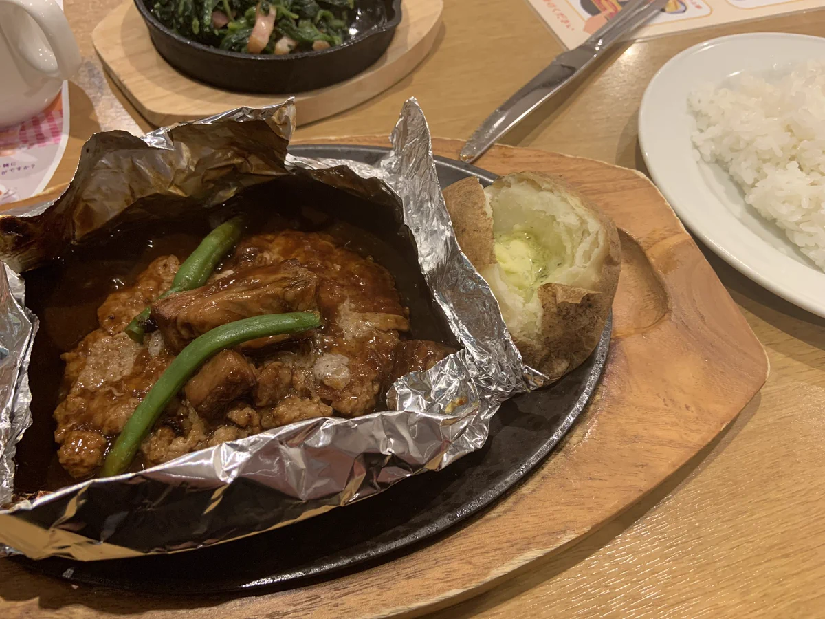 ココスの包み焼きハンバーグ。切ってもドラえもんが出てこない…w