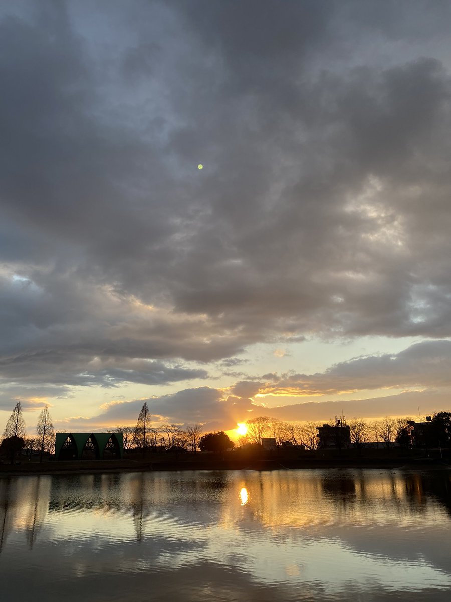 porumonv's tweet photo. 2023年1月1日

🌅謹賀新年🌅

明けまして
おめでとう㊗️ございます
2022年は大変お世話になり
皆様方には感謝、感謝の連続🤣
ありがとうございました😭

2023年もよろしく
お願い申し上げます🥺

＃THEBLUEHEART
＃バイオリンの1000

https://t.co/WFU0sMiJ87 https://t.co/9gS3sVUdP3