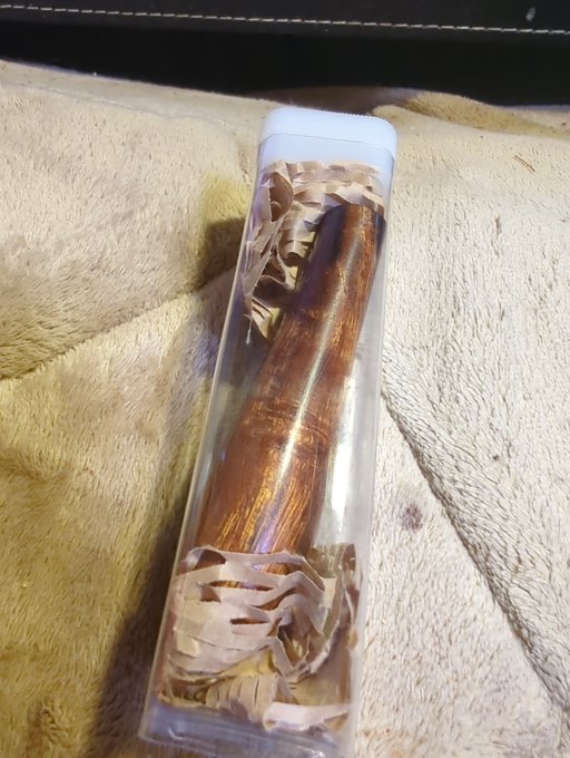 そしてこれを見てくれ。
ハンドメイド作家の方に無理を言って作ってもらったデザートアイアンウッド製のペングリップだ。

俺の手に合わせた特注仕様だぞ。 