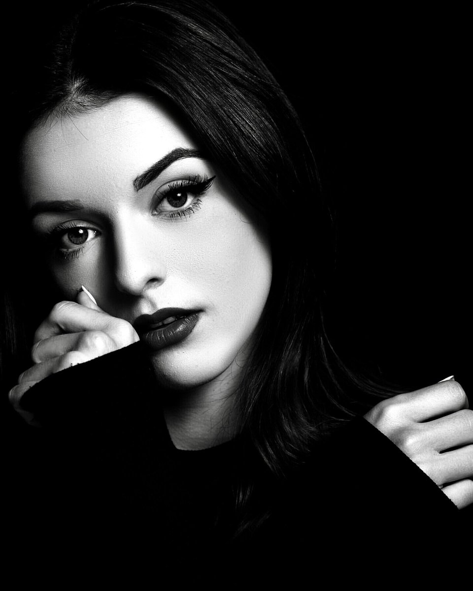 أنتظرُ تِلكَ البَشائر البَيضاء
التِي تَرنو لِومضَة فَرح
تَتجلىٰ كنورٍ يُضفي أمَلاً يُضيء أرجاء رُوحي.

#رواء