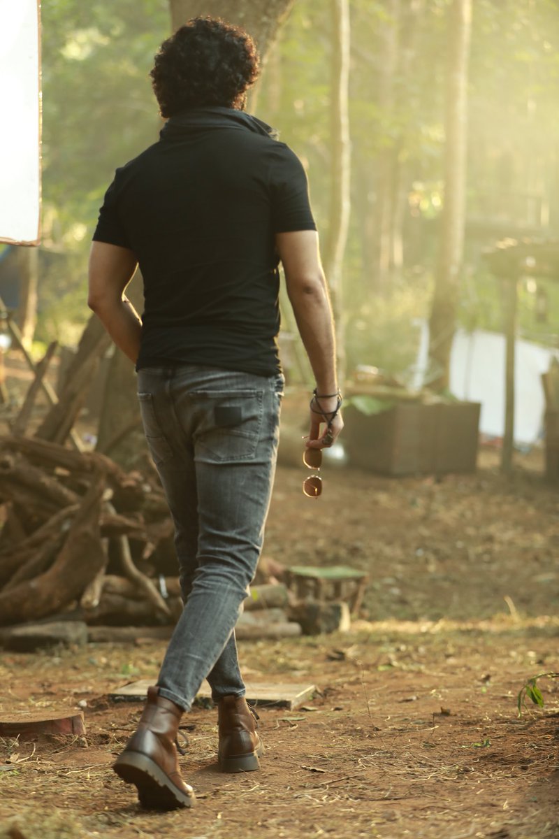 actor_nithiin's tweet photo. While I walk into 2023, leaving the best of 2022. Now I look forward for the newest adventures, and lot more happiness , challenges, and much more your constant support and love! 

Wishing everyone the happiest and a blessed new year !! 🤗🤗 https://t.co/5ys0nL9do0