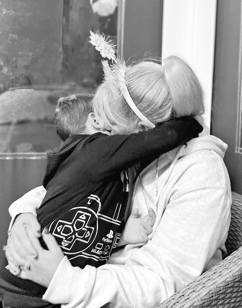 EmmaMcCord2's tweet photo. It's all about the love for one another, holding the memories forever and talking to each other 1:1 #grandparents #familyabroad #HappyNewYear2023 https://t.co/VtEdKUu39D