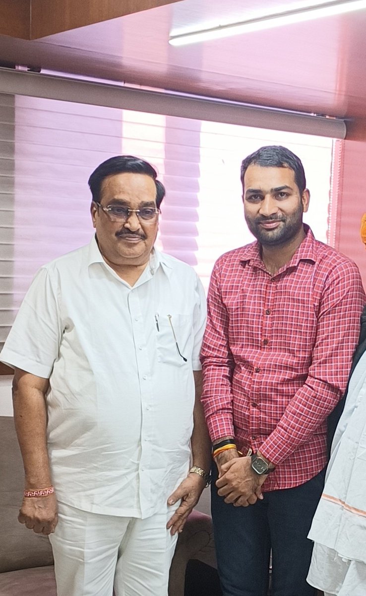 _AdvDineshBhati's tweet photo. #गुजरात के #प्रदेशाध्यक्ष और #राजनीति के #चाणिक्य #C_R. #पाटील_साहब से उनके #गुजरात_आवास पर मुलाकात हुई, बहुत बहुत धन्यवाद #बड़े_भाई_साहब_रामप्रकाश_जी_झंवर का 🙏🏻🙏🏻 https://t.co/U7mOXsOflD