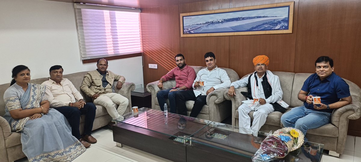 _AdvDineshBhati's tweet photo. #गुजरात के #प्रदेशाध्यक्ष और #राजनीति के #चाणिक्य #C_R. #पाटील_साहब से उनके #गुजरात_आवास पर मुलाकात हुई, बहुत बहुत धन्यवाद #बड़े_भाई_साहब_रामप्रकाश_जी_झंवर का 🙏🏻🙏🏻 https://t.co/U7mOXsOflD