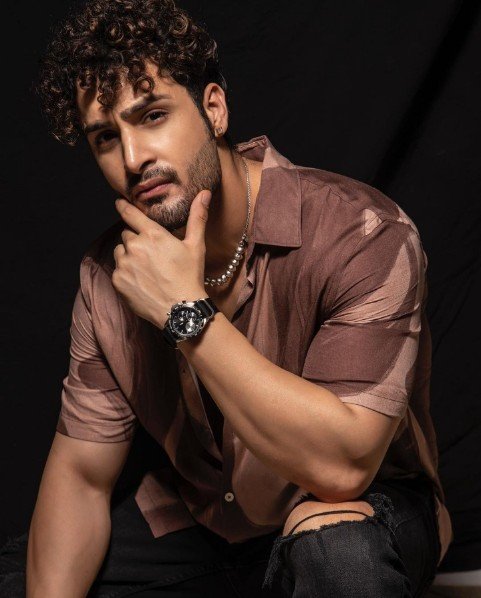 UmRash_Addict's tweet photo. Many many happy returns of the day🎉May God give u all happiness &amp; love, Luck always.. 
Wishing you a very  #HappyBirthdayUmarRiaz 😘❤️keep smiling, handsome &amp; cute always🎈❤️we all love you so much🎉😘
#UmarRiaz #umararmy #UmRash #UmRashFam https://t.co/Z1CjQR0J4s