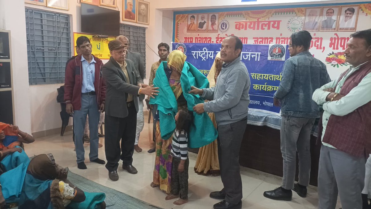 SHAILENDRASONE's tweet photo. महाविद्यालय की प्राचार्य डॉ पुष्पलता चौकसे के मार्गदर्शन में डॉ आर एस नरवरिया, डॉ आर पी शाक्य, संस्कृत विभाग के विभागाध्यक्ष डॉ रैदास सहित पूर्व छात्रसंघ अध्यक्ष आशुतोष मालवीय ने सरपंच रेखा इमरत सिंह मालवीय के साथ मिलकर 50 से अधिक वृद्धजनों को कंबल वितरित किए, https://t.co/nz7D2Mwxgn