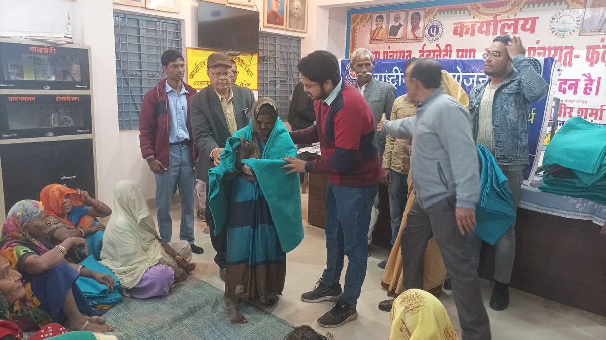 SHAILENDRASONE's tweet photo. ज्ञात हो कि @nss_hamidiya द्वारा विगत वर्षों में भी ग्राम हिनोती सड़क,बरखेड़ी अब्दुल्ला,कोडिया,लसुड़िया में निरंतर नव वर्ष पर निर्धन ग्रामीनजनों विशेषकर वृद्धों को गर्म ऊनी वस्त्र एवं बच्चों के लिए स्वेटर, सॉक्स एवं टिफिन बॉक्स आदि वितरण किए गए हैं। @_NSSIndia @NSSBUBhopalMP https://t.co/uY1M73kJks