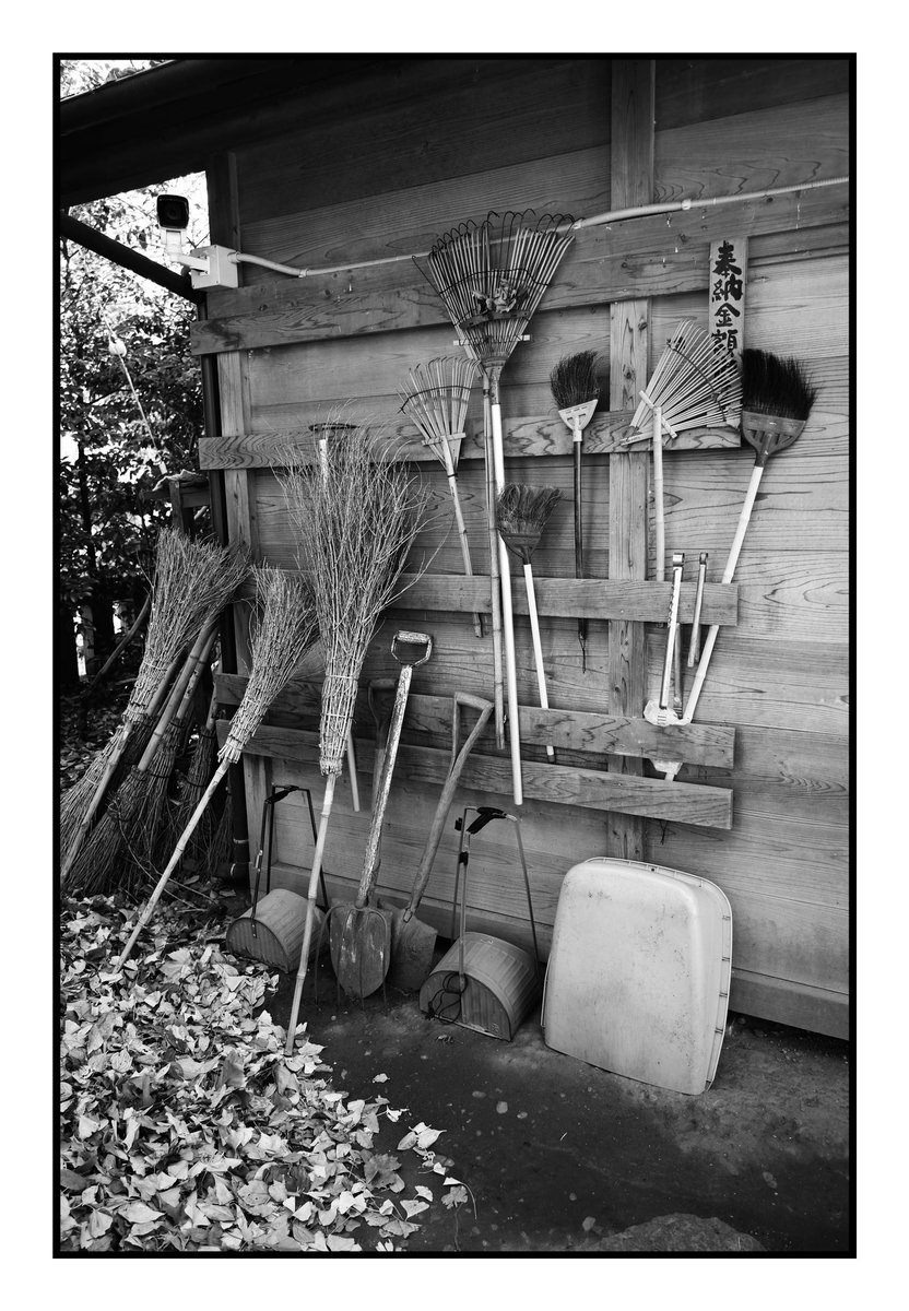 ipd1967's tweet image. Brooms #blackandwhitephotography #streetphotography