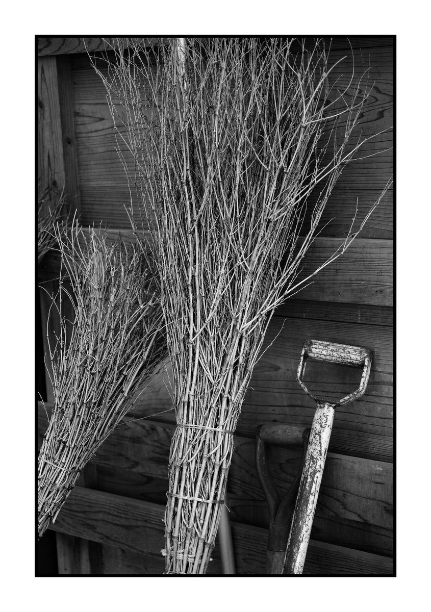 ipd1967's tweet image. Brooms #blackandwhitephotography #streetphotography