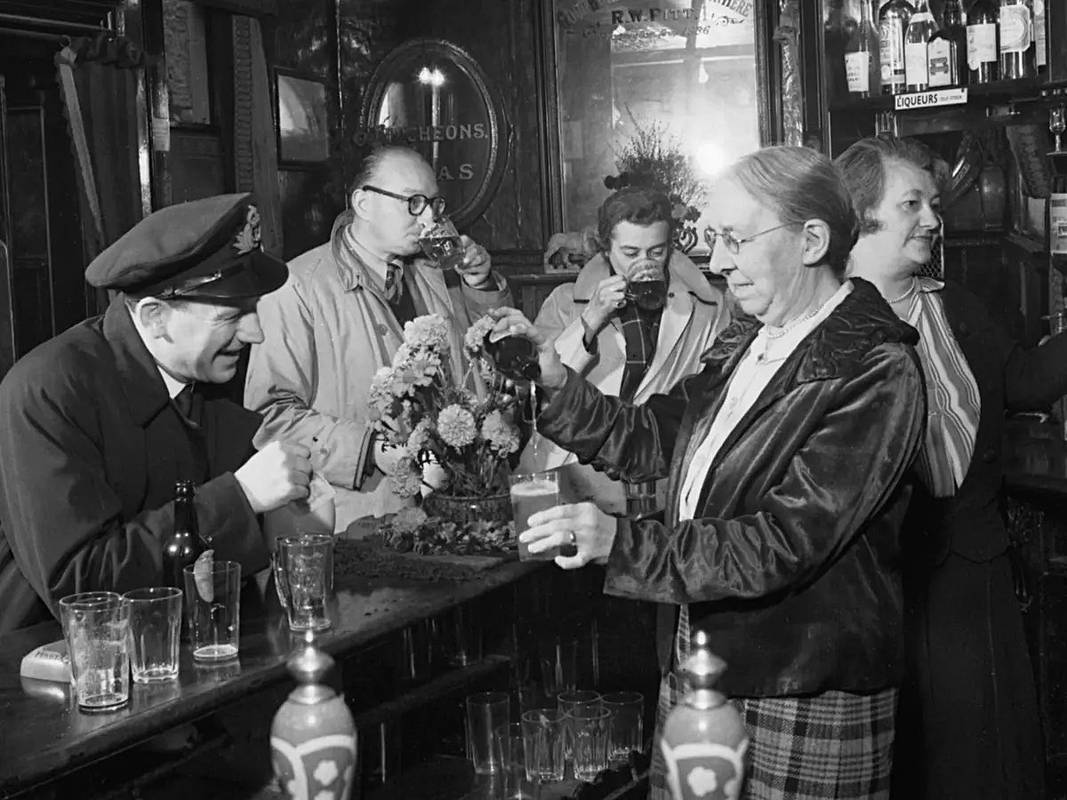 HallcrossThe's tweet photo. Happy New Year to all our customers both old and new. 🥳 
Thank you for your on going support it’s much appreciated. 
Beer Festival coming soon 🍺 
#yourlocalpub #visitdoncaster @DoncasterCAMRA #goodbeerguide2023  #doncasteraletrail https://t.co/thOar8249s