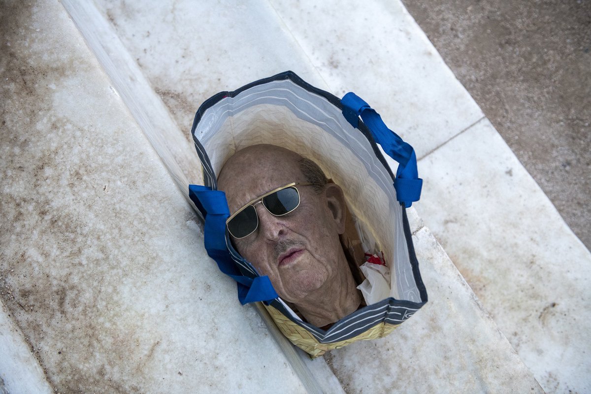 El ultraderechista Almeida del PP retiró los versos del poeta Miguel Hernández y puso un monumento gigante en honor a la Legión. Hoy, para celebrar el nuevo año un grupo de activistas antifascistas le han colocado una cabeza cortada del dictador Franco.