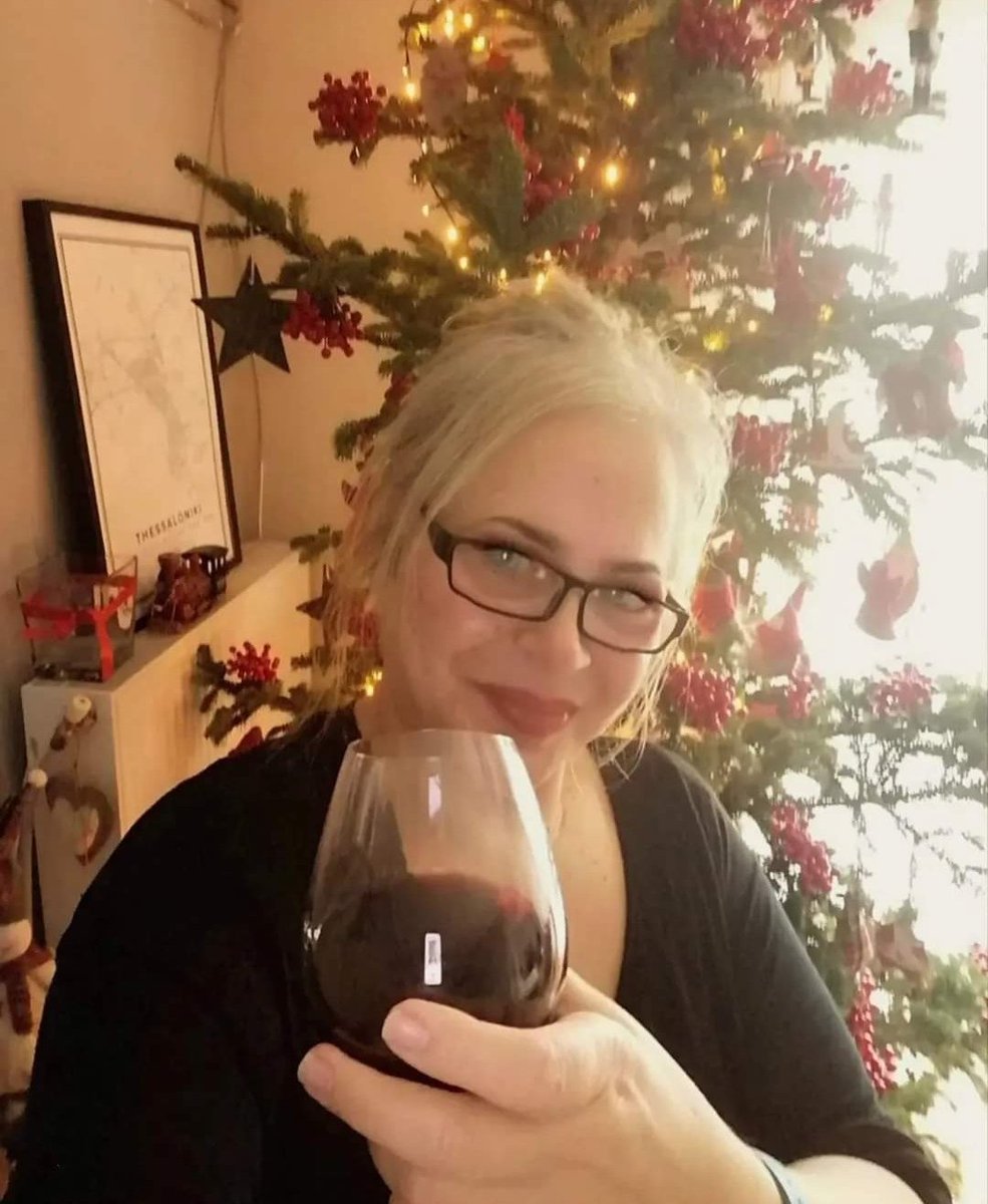 Αυτό που περιμένω από την καινούργια χρονιά...
Μία "ρυτίδα περισσότερο στο μέτωπο...
Μία ρυτίδα λιγότερο στη ψυχή..
Ο. Ελύτης!!
Ευχές από καρδιάς για ότι το καλύτερο για όλους μας!! 🙏🎄🎅😍🎉🌹