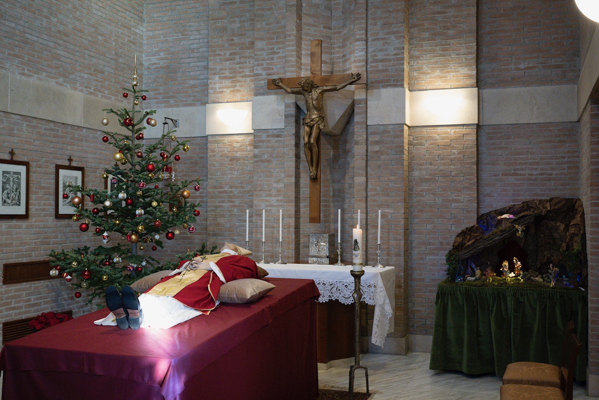 DaniVerdu's tweet photo. Primeras fotos de la capilla ardiente de Benedicto XVI en el monasterio de Mater Ecclesiae. https://t.co/Qt9d3x3l4o