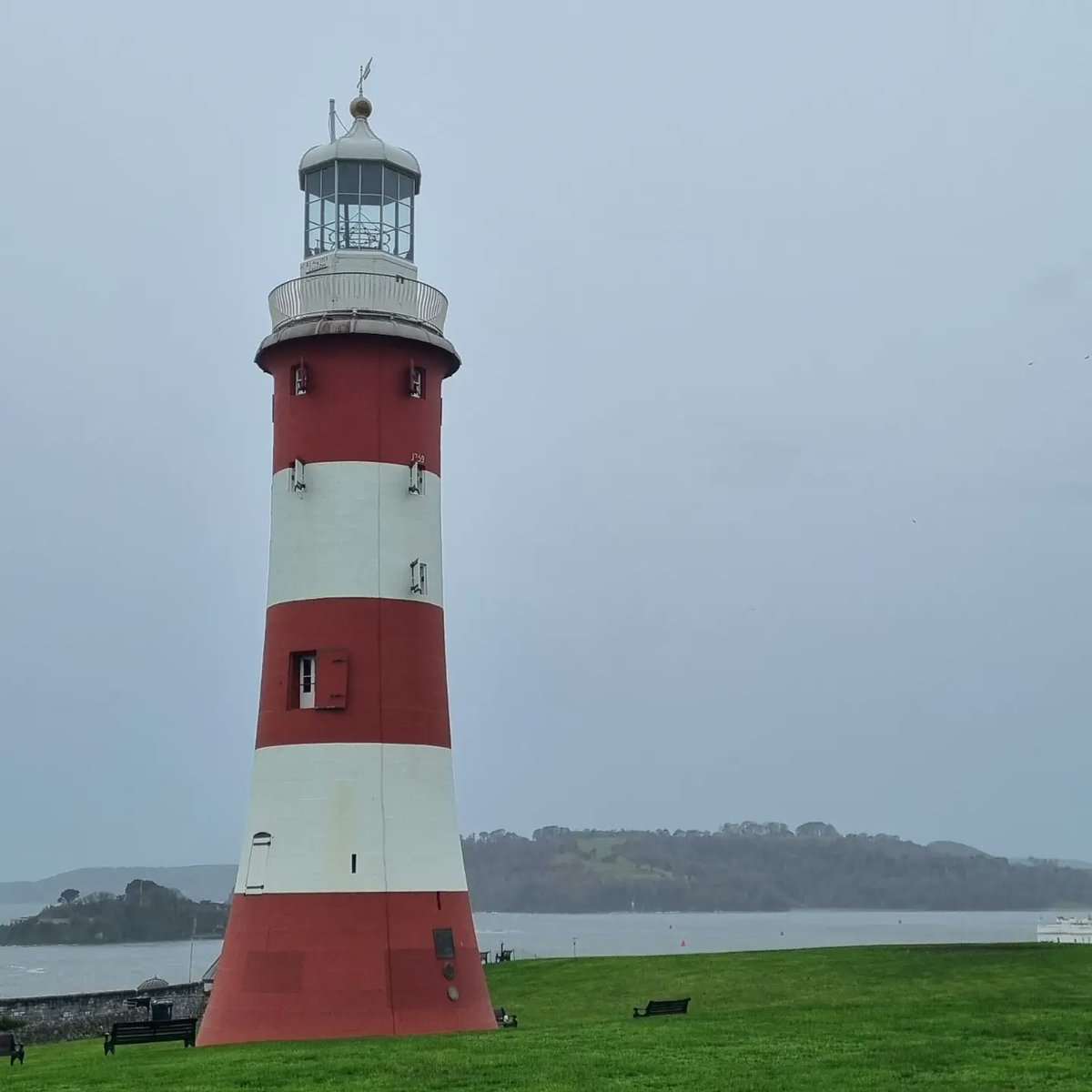 Nice walk up on Plymouth Hoe on new year's day. Happy New year everyone hope 2023 is a good year. #Plymouth #lighthouse #PlymouthHoe