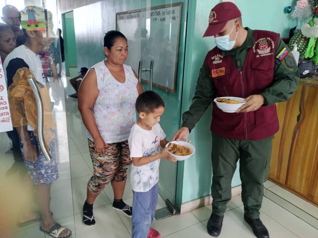#01Ene Entrega de Alimentación por parte del comedor "Mamá Rosa" beneficiando al pueblo Aragueño🥙
@GNB_Pueblo
.@Destmaracaycngp
