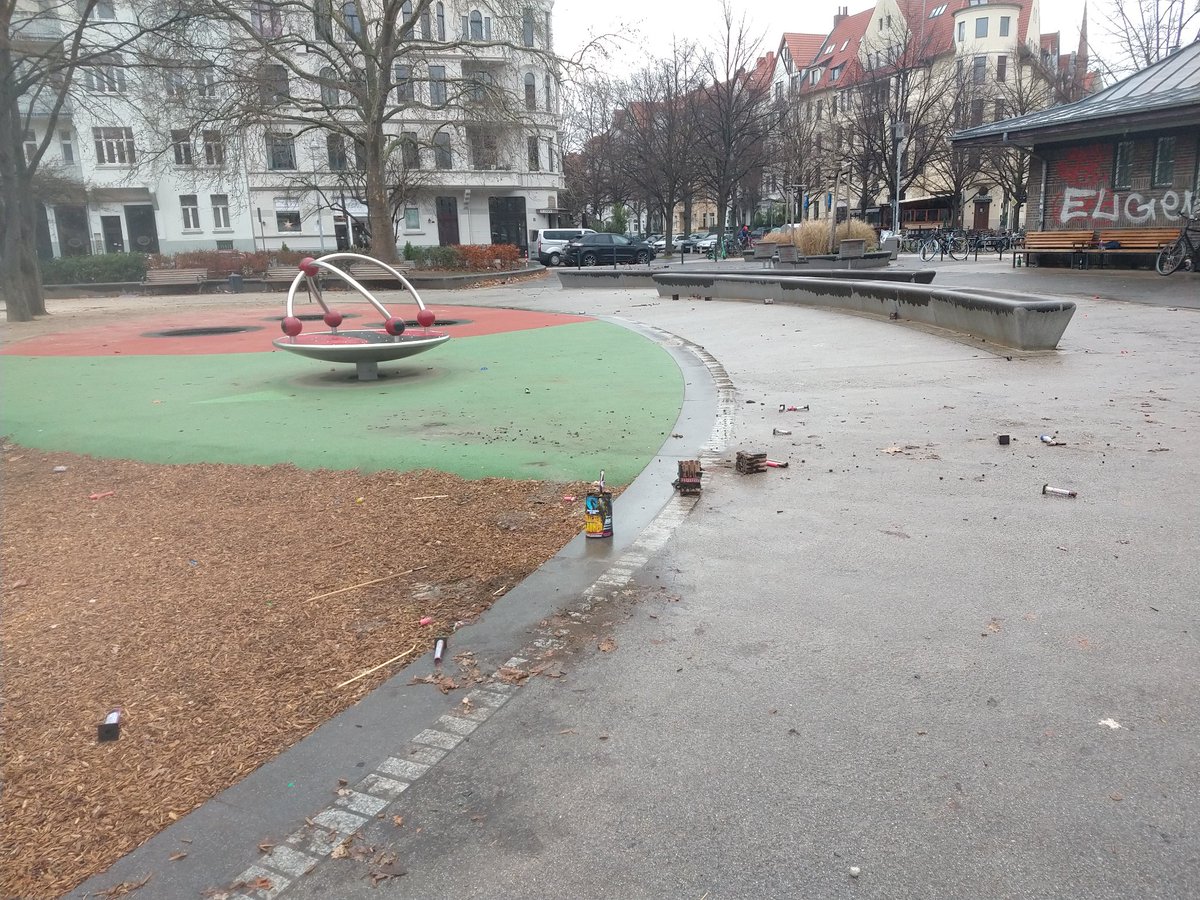 MitteHannover's tweet photo. Schöne Grüße vom #Moltkeplatz.
Können ja die Kinder die Reste von Silvester wegräumen. 🥳
Scherben, Böller, Raketen &amp; Batterien, nen verbrannten Weihnachtsbaum, Kippen...
#Feuerwerksverbot https://t.co/bNhQPDg2bU