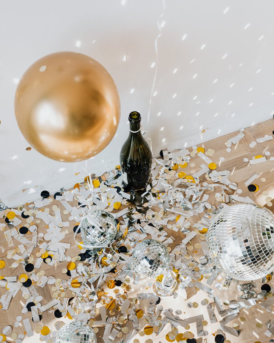 Happy New Year! We are wishing you lots of love, laughter and peace this year! 

P.S who else is suffering with a hangover today? 

#artisté #newyear #newyearnewme #newyearsresolutions #newyear2023 #goodbye2022 #freshbeginnings #newstarts