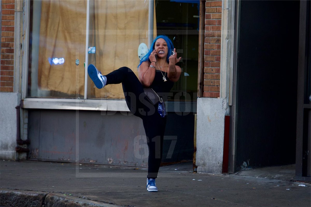 🔘Happening Now🔘 While officers are on scene trying to investigate the situation, residents of the area continue to harass officers and the media and tie up resources that are trying to investigate the circumstances surrounding the incident.