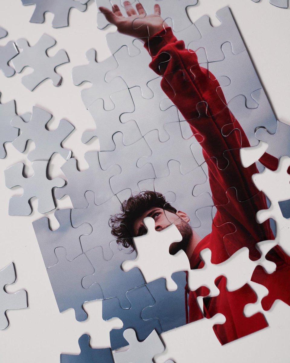 Non ho ancora completato l’immagine, mi mancano ancora tanti pezzi MA ho chiuso i bordi, ho disegnato i confini, conosco i limiti e scelgo gli spazi dove esprimermi.

Nonostante i buchi, nonostante i pezzi mancanti é stato l’anno in cui ho amato meglio 🧶