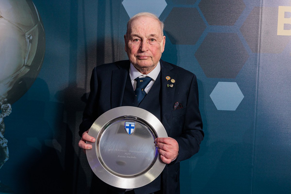 📌 Vuosi 2023 on hyvä käynnistää todellisen legendan haastattelulla. 

Joulukuun Captain's Ball -gaalassa Jyrki Heliskoski -kunniapalkittu Raimo Konkola on valmentanut lapsia ja nuoria kohta 60 vuotta ⤵️ 

palloliitto.fi/ajankohtaista/… 

#SeurojenPalloliitto #LastenValmentajat