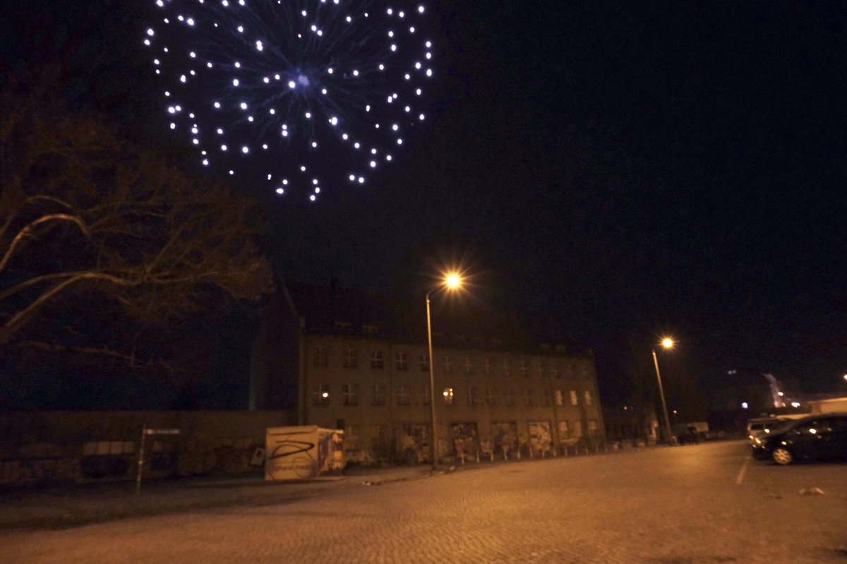 Frohes Neues! 
Wir wünschen uns und #angercrottendorf fürs neue Jahr vor allem dass wir und alle Leute aus dem Viertel die ehemalige Feuerwache wieder mehr und mehr mit Leben füllen können!

#Nachbarschaftszentrum