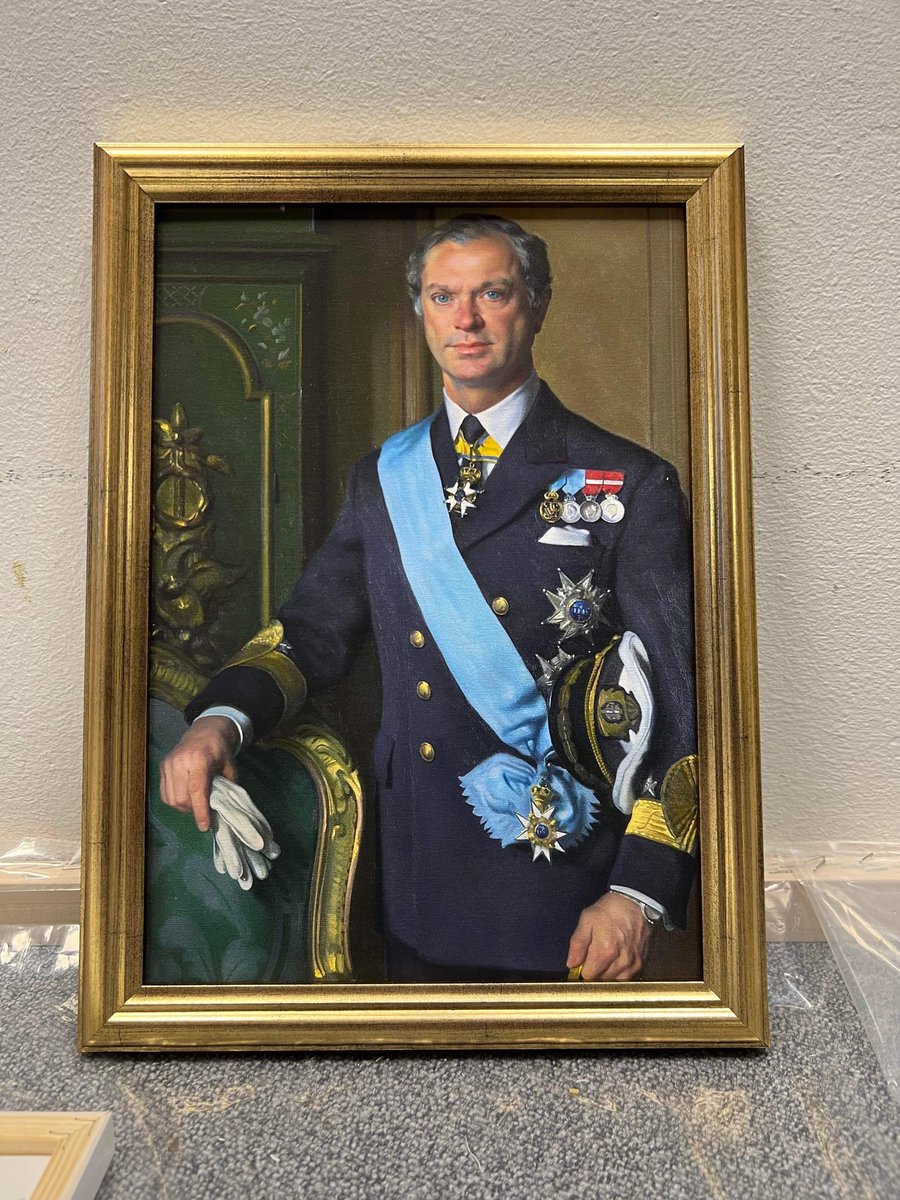 YB_Sodermalm's tweet photo. Min främsta insats i jul. Kompletterade @Adolphson1 s kungavägg med vår nuvarande konung. Regentlängden därmed komplett! 

Kanske min mest lyckade julklapp genom tiderna. Mycket arbete bakom. https://t.co/bdpttzsmYK