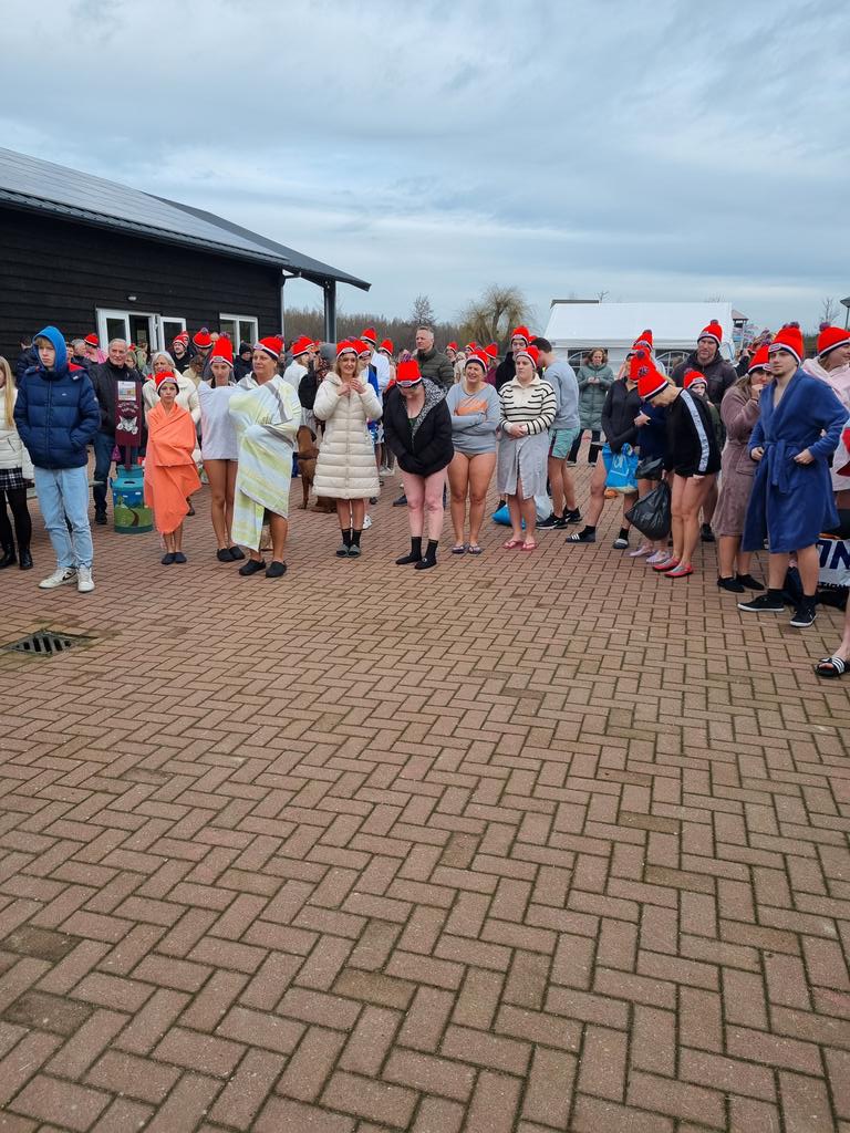 Weer een vervolg op de traditionele #unox nieuwjaarsduik <a href="/gemeentehia/">Hendrik-Ido-Ambacht</a> ruim 90 deelnemers dit jaar!
