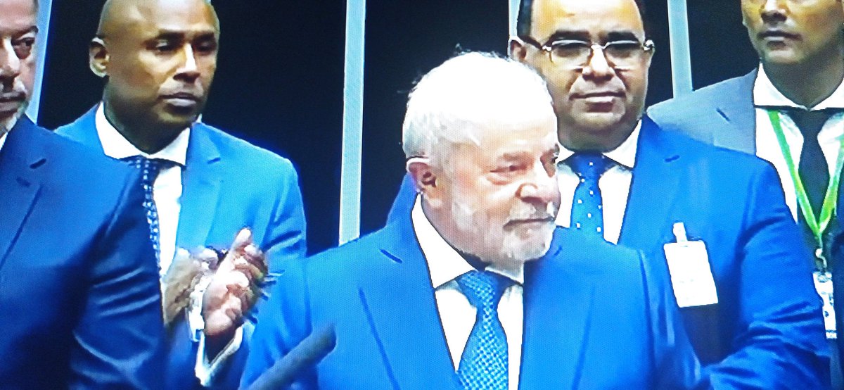 Ninguém solta a mão de ninguém! O futuro já começou! Lula toma posse como Presidente da República do Brasil.