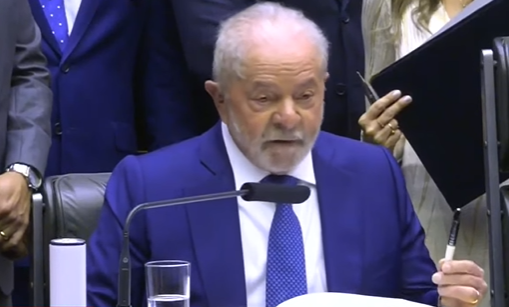 eolorr's tweet photo. Lula faz homenagem ao povo do Piauí e assina termo de posse presidencial com caneta que ganhou no estado no ano de 1989. https://t.co/WWwoI11cgt