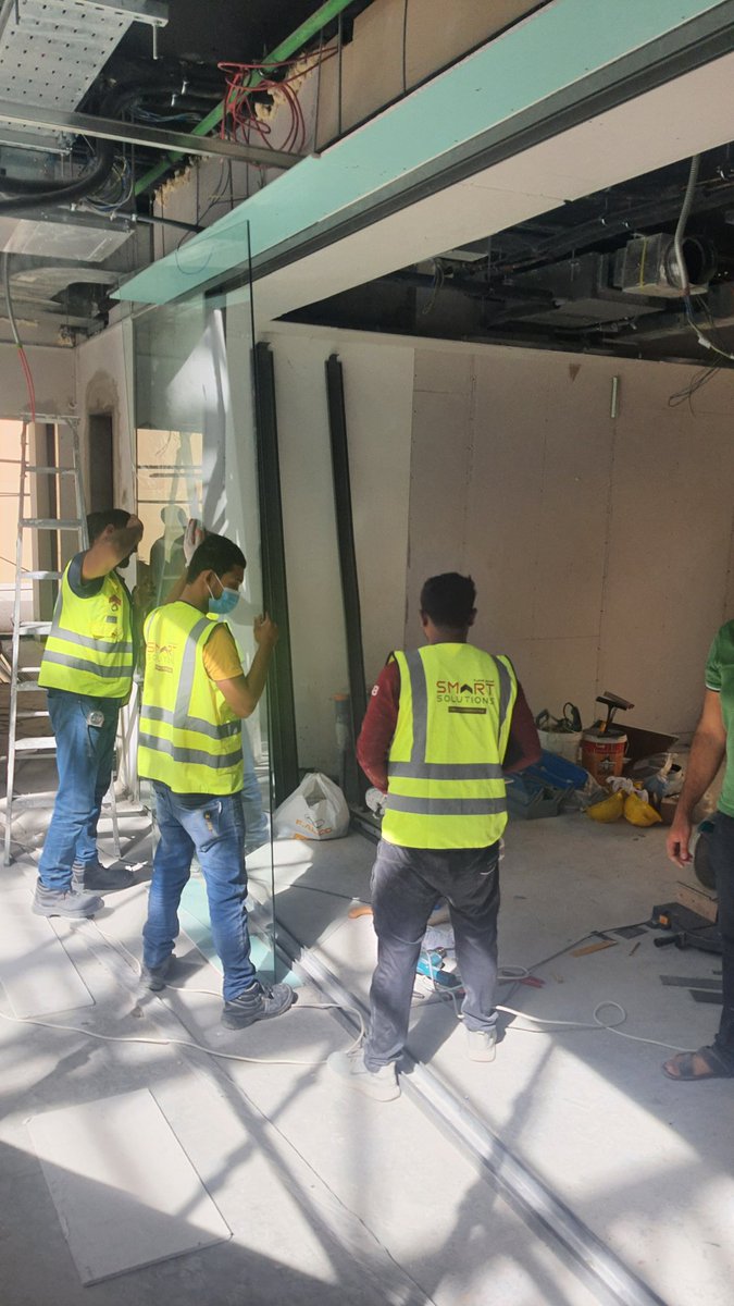 Smart_sollution's tweet photo. البداء في تركيب إطارات ألمنيوم ١٠ سم للقواطع الزجاجيه المكتبية https://t.co/xhqejdL87Q