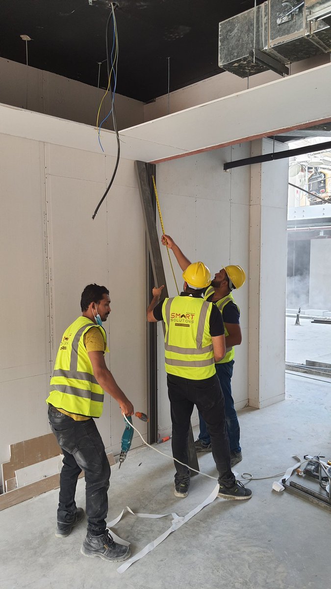 Smart_sollution's tweet photo. البداء في تركيب إطارات ألمنيوم ١٠ سم للقواطع الزجاجيه المكتبية https://t.co/xhqejdL87Q