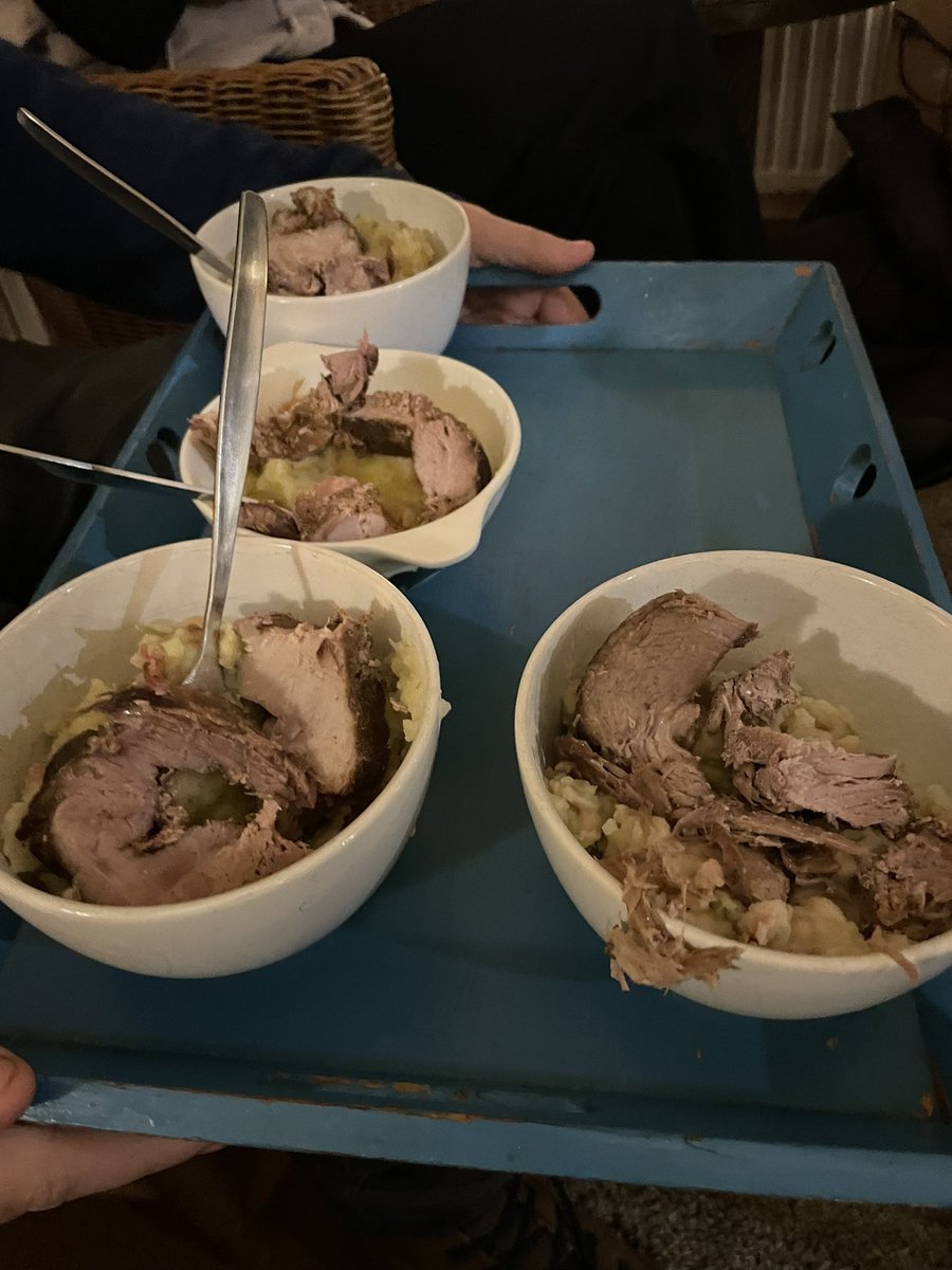 Padij's tweet image. Vast prik, nieuwjaarsmaal bij mijn moeder. #Stampot witten bonen / zoute snijbonen met spekjes en rollade. #fantastisch #culinair hoogstandje