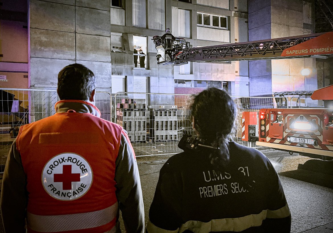 CroixRouge31's tweet photo. Cette année encore, nos bénévoles ont renforcé les équipes du #SAMU31 à l’occasion des weekends de #Noël et de la #StSylvestre. Ils ont alors notamment œuvré, et toujours dans l’intérêt des victimes, avec l’@ums31, le @CHUdeToulouse ou encore le @sdis31officiel. Merci à tous 🙏🏻 https://t.co/d1dOvp1FDY