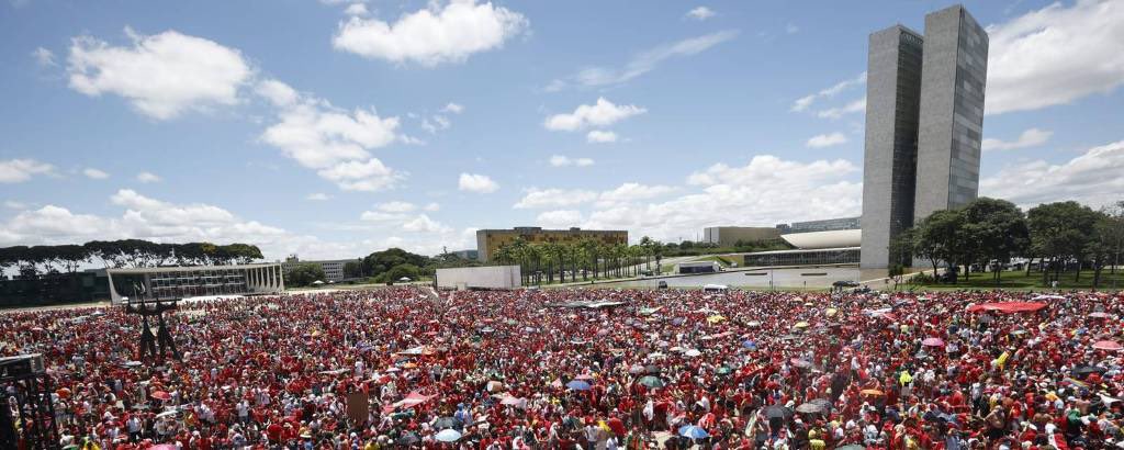 renatajbarreto's tweet photo. Hoje, tudo o que sinto é uma grande vergonha. A posse de Lula é o símbolo do falimento das instituições, da impunidade, da corrupção e do populismo que parece uma doença incurável na América Latina. 

O vermelho que tomou conta de Brasília prediz a desgraça que se avizinha. https://t.co/sjgCpzJPeA