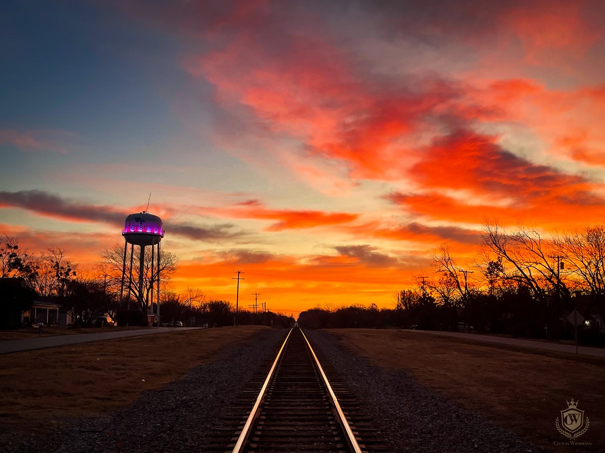 cwichmanndesign's tweet photo. What an amazing sunrise this morning in Wills Point, TX! Welcome to 2023!
#photography #sky #clouds #sunrise #willspointtx #easttexas #willspointpulse #railroad #vanzandtcounty https://t.co/pjMYZv4pUQ