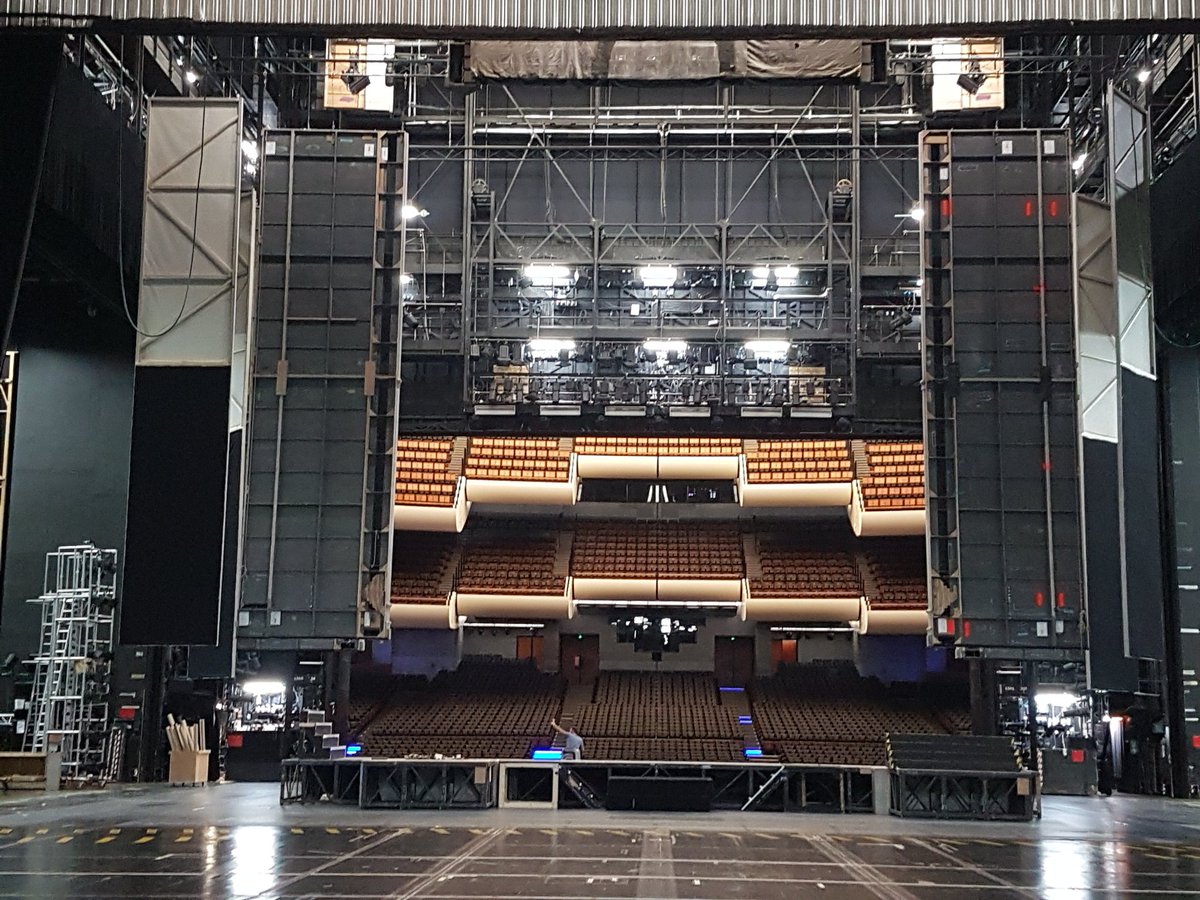 jmledo1's tweet photo. #LeLacDesCygnes dernier vol 🦇 #TeamRothbart @BalletOParis çà : c'est fait ✔ Maintenant on remballe https://t.co/dyRqLgUTKV