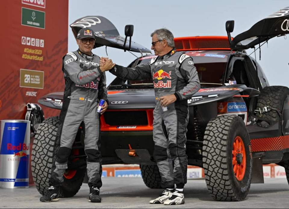 Formula1Co's tweet photo. 1️⃣Primo stage Dakar: 

🥇Sainz vince la prima tappa!.
A completare il podio ci sono nell'ordine➡️ 🥈Sebastien Loeb a 23 secondi e ➡️ 🥉Ekstrom 47 secondi. 

#Dakar2023 #Dakar #DakarRally #Sainz #Loeb #Ekstrom https://t.co/H8fQM2iQkO