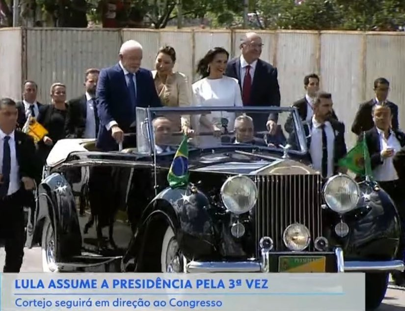 Histórico: <a href="/LulaOficial/">Lula</a>, <a href="/JanjaLula/">Janja Lula Silva</a>, <a href="/LuAlckmin_/">Lu Alckmin</a> e <a href="/GeraldoAlckmin/">Geraldo Alckmin 🇧🇷</a> desfilam rumo ao Congresso Nacional.

#PosseDoLula • #PosseDoPovo
