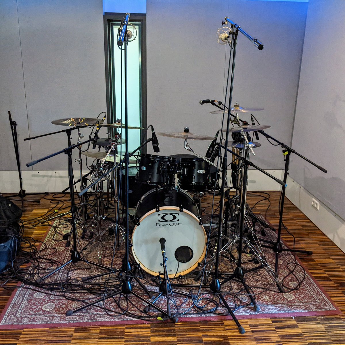 Da_Revolution_'s tweet photo. Drum + Bass recording with Orage from Bochum-Wattenscheid

Thanks to everyone for the great performance 💪 such a pleasure working with you guys and I'm already looking forward to the next recordings🤘
@sae_institute 

#drums #bass #band #studio #recording #mixing #mastering https://t.co/RZ960jD0rN