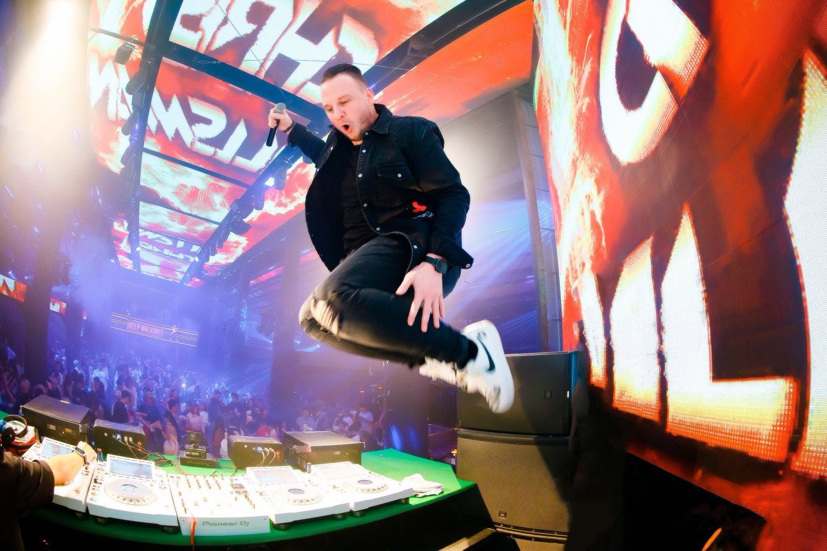 Jumping in 2023! 𝙃𝙖𝙥𝙥𝙮 𝙉𝙚𝙬 𝙔𝙚𝙖𝙧 ✨
#nye #newyear #happynewyear #ontour #vibes #lifestyle #lifeisgood #worldtour #goodvibes #picoftheday #tourlife #travel #music #show #party #artist #chriswillsman #dj #djlife #festival #djset #show #djmag #backstage #live #nightlife