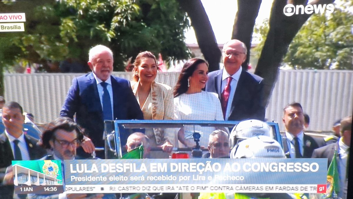 ze_gu's tweet photo. Lula de gravata azul, Alckimin de gravata vermelha. Nesses 30 anos de democracia, essa foto da posse tem um peso simbólico muito grande! https://t.co/BTsW4PrwIP