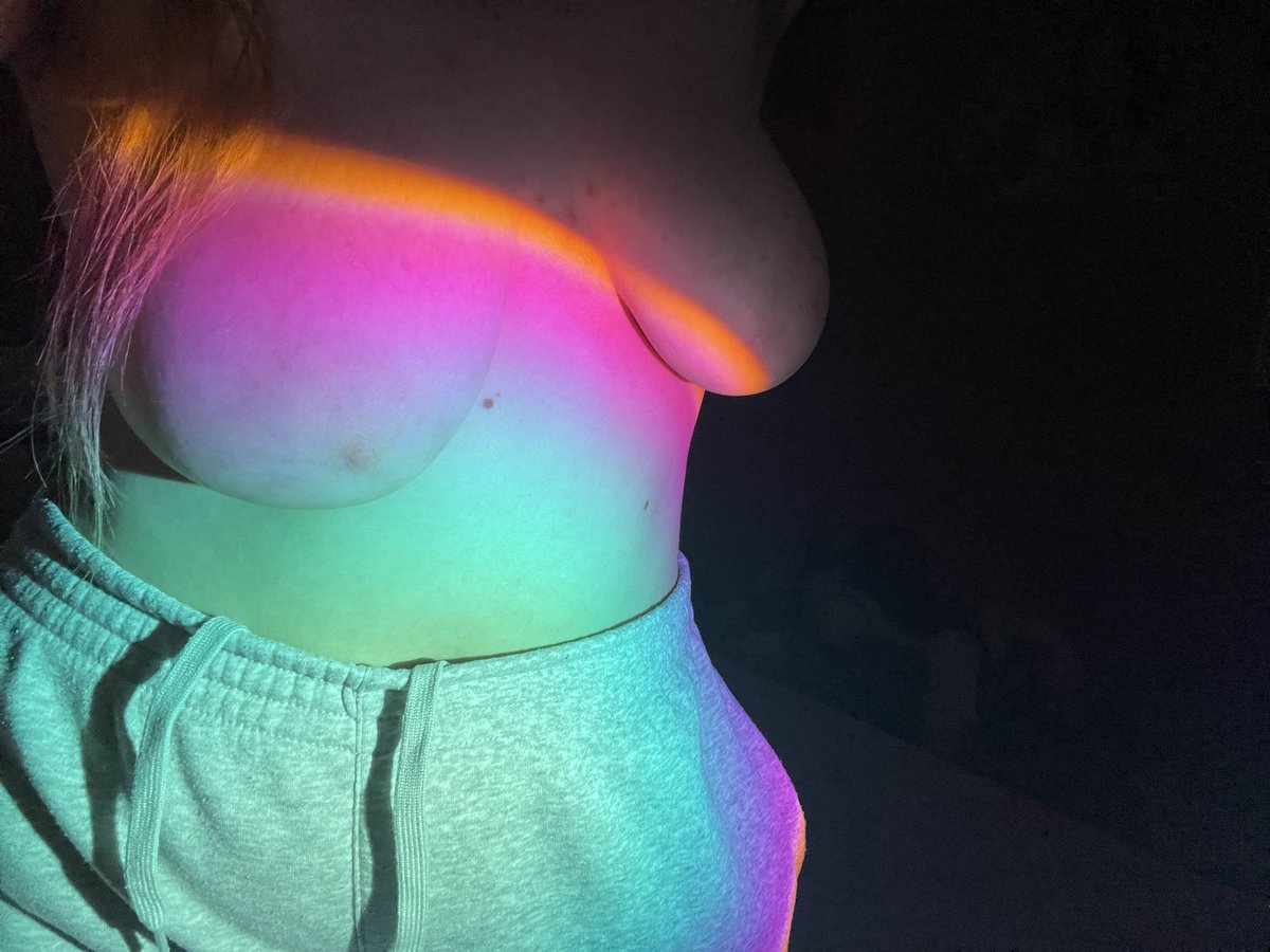 peachy_giirl's tweet photo. Bonne année à tous ! Que tout vos projet se réalisent, et surtout, la santé avant tout ! ❤️ https://t.co/47FqXmbULU