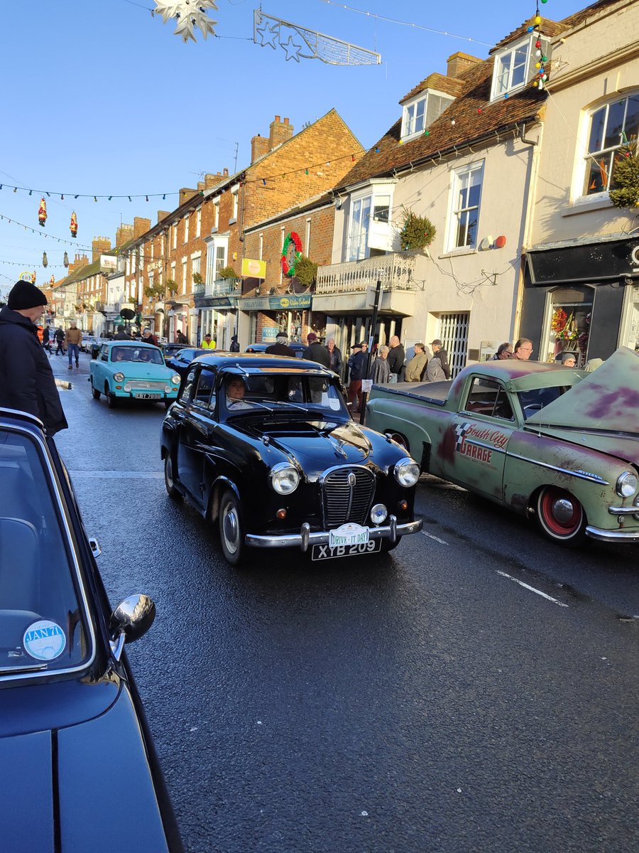 Started 2023 off in the right way with a visit to Stony Stratford
#vintagestony #classiccars #entirelyclassics #classiccarsuk #classiccarsdaily