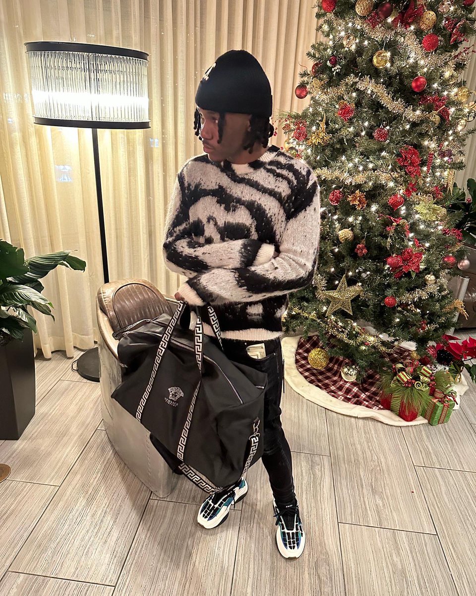 PaiidOmar's tweet photo. Like to pop it if I put it on you kno that it ain’t cheap 🦅 #HappyNewYear https://t.co/ENCyyzNPxp
