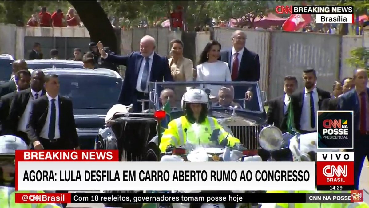 RubinhoNunes's tweet photo. O mundo agora sabe que algo deu errado no Brasil.

Um criminoso voltou à cena do crime, e de Rolls Royce! https://t.co/fi2dmpoSZU