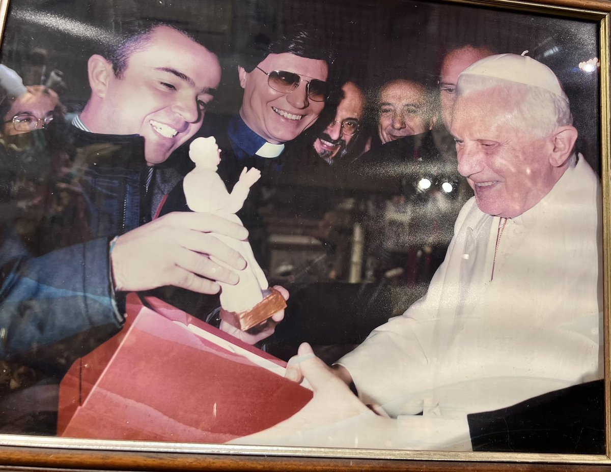 Ratzinger: la statuina nella via dei presepi di Napoli
 parliamodi.news/detail/5885.ht… #01Gennaio #AttualitàNapoli #AttualitàRegione #Napoli #PrimoPianoNapoli